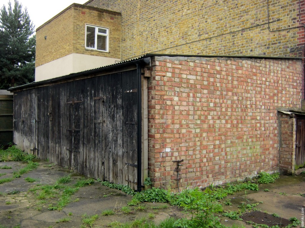 Три гаража в Баламе, Лондон
