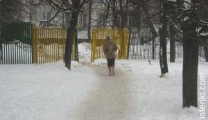 Босой бегун на снегу