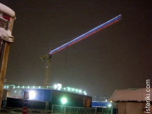 Строительный кран в расцветке российского флага