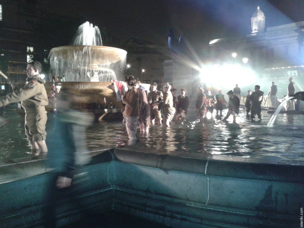 Солдаты в фонтане