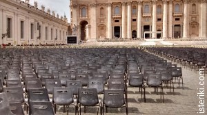Стулья на площади Собора Святого Петра в Ватикане