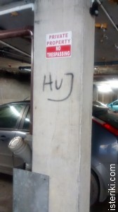 Надпись Huj на подземной парковке