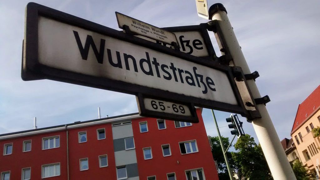 Wundtstrasse - табличка с названием улицы