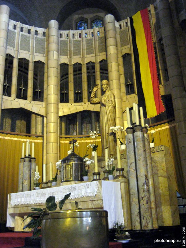 Статуя Христа в Брюссельской Базилике