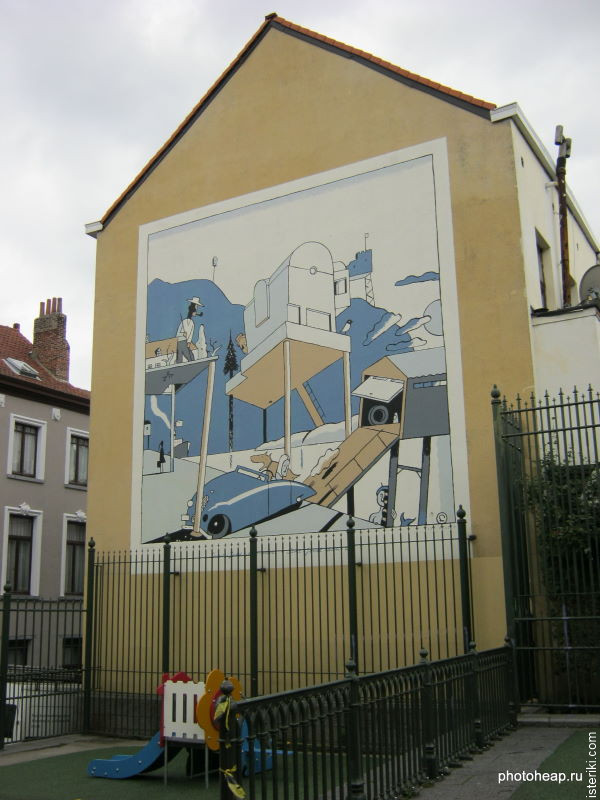 Комиксы на стене дома в Брюсселе