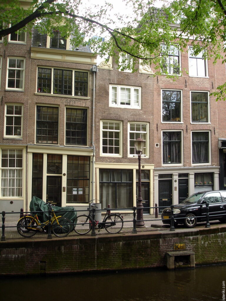 Косые дома в Амстердаме