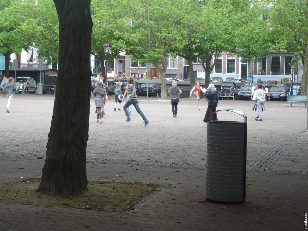 Женский дворовый футбол в Амстердаме