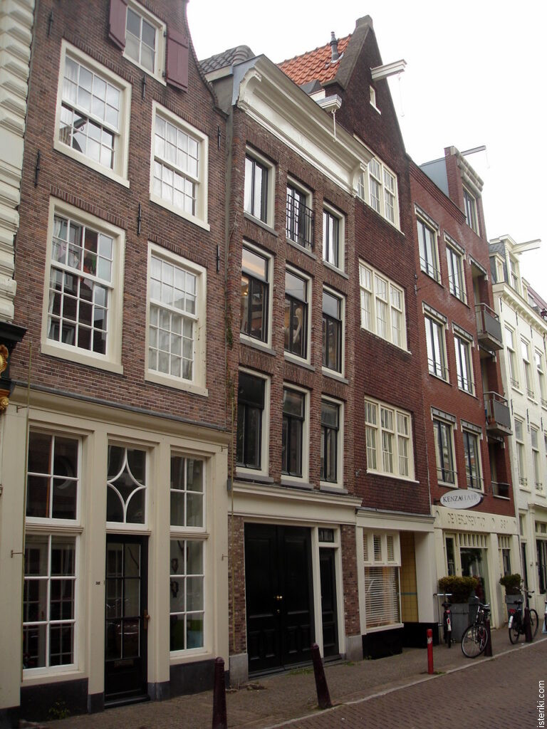 Наклонённый дом в Амстердаме