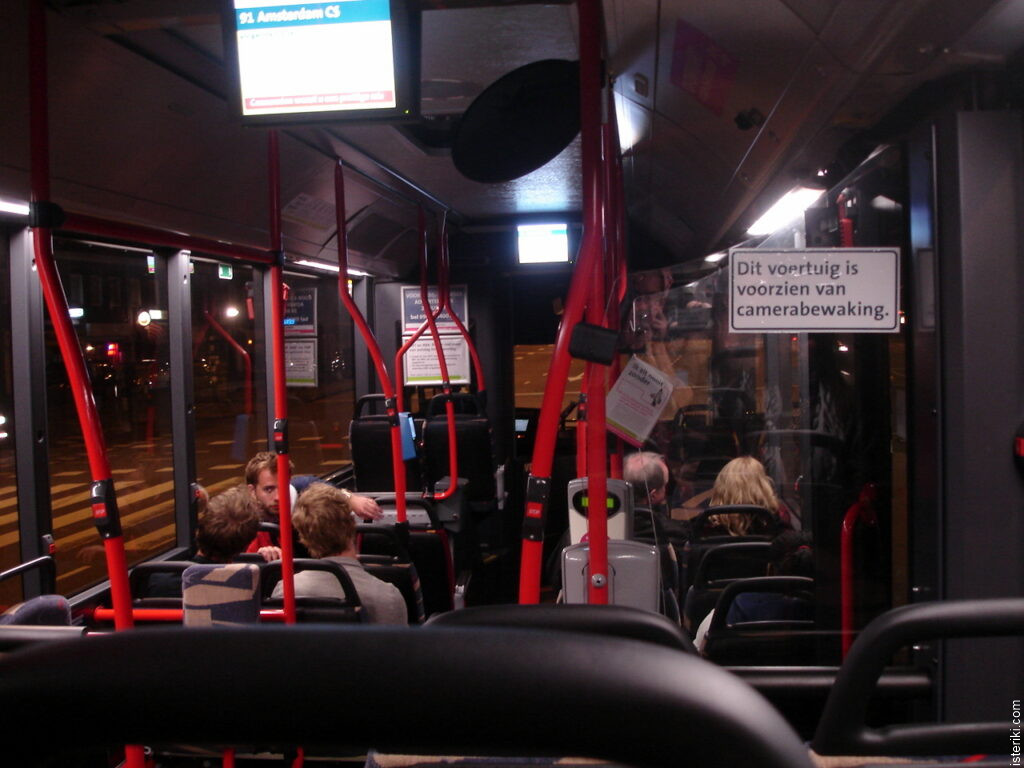 Внутри автобуса в Амстердаме.