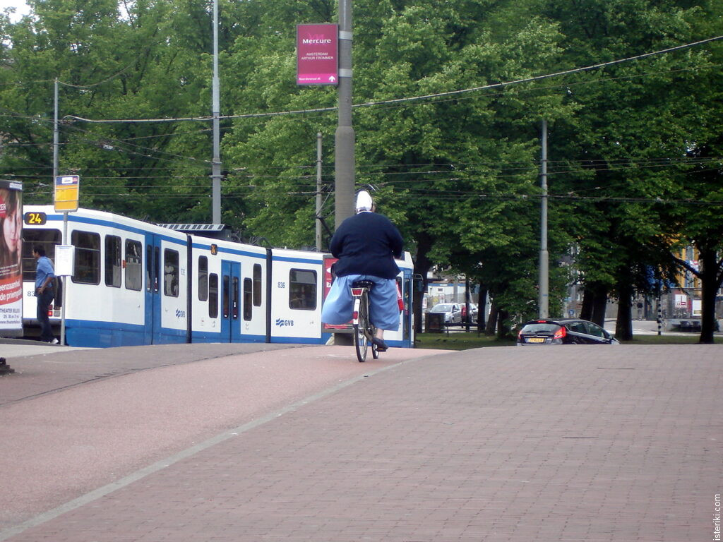Монахиня на велосипеде в Амстердаме